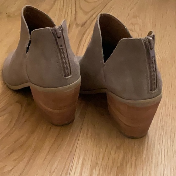 Susina Corina, Nude Leather PeepToe Booties w/ a zip up back closure & a 3” heel - Picture 3 of 12